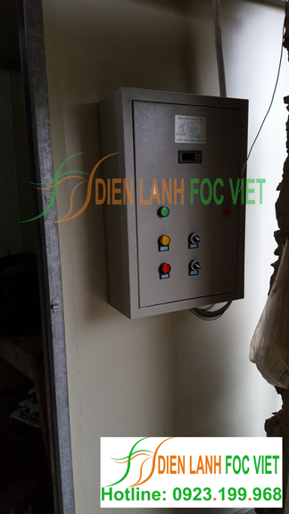 Tủ điện điều khiển trang bị cho nhà lạnh nuôi trồng nấm, dễ vận hành, có đủ tính năng cảnh báo nhiệt độ.